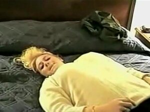 Blonde vrouw zuigt een geaderde lul, een vriend van mij die van rijpe