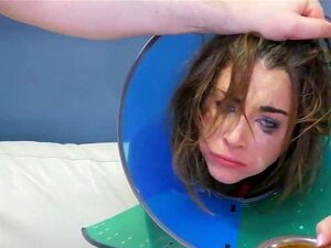 Geile Tussi wurde im Arschloch-Assylum für eine unangenehme