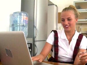 Belle blonde russe de 19 ans prend deux queues dans sa chatte, Milana