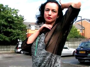 Tracey-Anne ist reif, behaart und hübsch