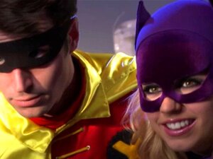 Schwanzlutschende Babes dreier mit Joker. Schwanzlutschende Babes