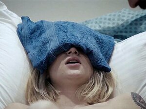 Hilflose Blondine wird von einem dreckigen Arzt mit einem riesigen