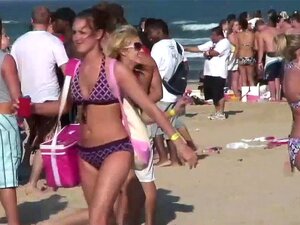 Mimmit pitävät hauskaa rannalla. Ryhmä mehukkaita bimboja alkoi