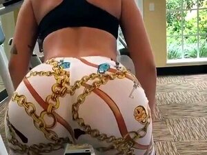 Heiße blonde Frau mit großem Arsch trainiert im Fitnessstudio