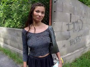 Miyuki Stiefsohn bückt sich für einen öffentlichen Fick mit einem