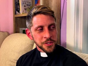 Präst drar fram en bekännelse genom att knulla sötnosar med gay