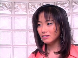 Schöne Süße ist ein heißes japanisches AV-Model beim Gruppensex