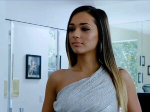 Christen Courtney Getting His Attention Scene -elokuvassa. Christen