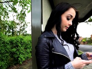 Heiße Süße lutscht draußen für schnelles Geld