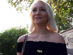 Getrokken Europese blonde geniet van het krijgen van haar kutje gevuld