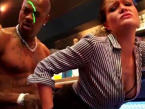 Sinnliche Sexkätzchen blasen und genießen Bumsen und Gruppensex.