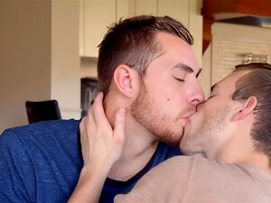 Verführter Twink wird von athletischem Top ohne Gummi bis zum Cumshot