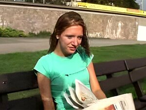 Des garçons néerlandais paient de l'argent à une pauvre fille pour