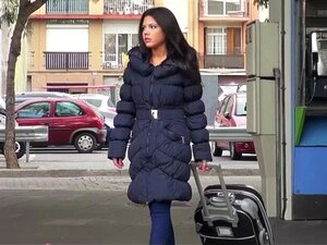 Supersöt latinababe Apolonia har problem eftersom hon förlorade sitt