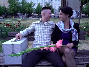 Stiefsohn bringt Blumen und Schwanz für geliebte Mama