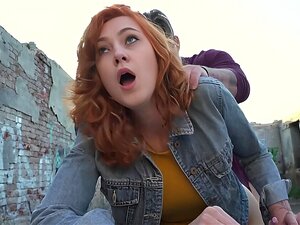 Sexy rothaarige Kellnerin Wird Öffentlich gefickt und Bläst Für