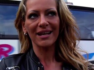 Eve in Eve Loves It Rough Movie zeigt ihre riesigen Titten auf der
