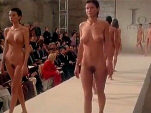 Restaurants in der Nähe von Runway Stripped Fashion Show