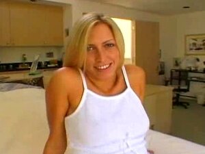 La bionda sexy si fa scopare alla grande e riceve due grandi sborrate