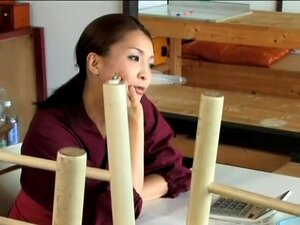 Japanische MILF masturbiert mit einer Flasche