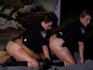 Gros flics blancs à gros seins chevauchent une grosse bite noire