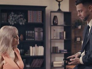 Oldie Darla hatte Sex mit dem frischen Boss Seth Gamble. Seth Gamble