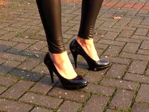 Süße, die sich in ihren Leggings zeigt,
