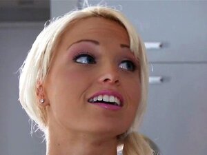 Fitta slickad och knullad. Snygg kille stimulerar tjejens klitoris och