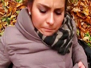Schöne Tussi Emily wird im Wald gefickt