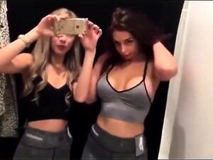 Zwei wunderschöne Blondinen nehmen sich selbst ein Video in der