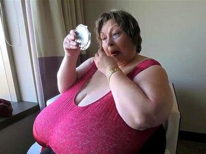 Explore as curvas de tirar o fôlego de Karola e seu magnetismo