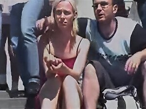 Tauche ein in die aufregende Welt des Upskirt-Voyeurismus, während