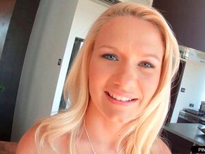 Schöne blonde Amateurin schüttelt ihren perfekten Arsch