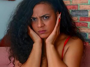 Peruanische Brünette mit Lockigem Haar Wird auf der Casting-Couch