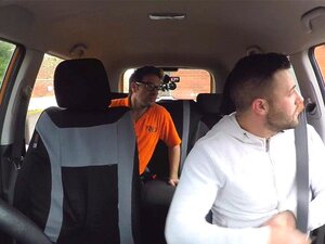 Fake Driving College Jasmine Jae hat völlig nackten Sex im Auto. Fake