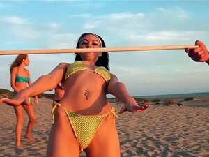 Drei Babes vom Strand zur Orgie-Party. Drei heiße Bikini-Babes Alana