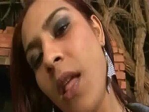 Укусна бразилска shemale лепотица скида