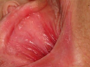 Sapphix presenterar Adrienne i en solo onaniscen. SapphIX presenterar