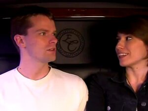 Swinger-Ehemann genießt es, zu sehen, wie seine Frau von sexy Damen