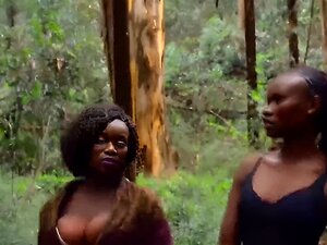 Mustat eebenpuun lesbomimmit poimivat hurmaavia hedelmiä ja