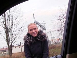 Gestrandete blonde Süße wichst und fickt. Gestrandete blonde Süße