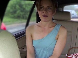Blondine macht Selfie auf Schwanz im Fake-Taxi