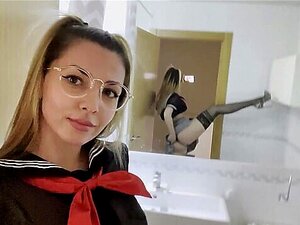 Lapine en jupe sexy baise sa chatte mouillée avec un gode et jouit en