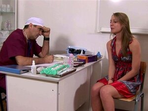 Kiimainen Vanha Gynekologi ja hänen speculum