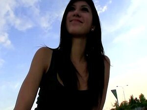 Outdoor-Schwanzlutschen von einer brünetten Babe für Geld