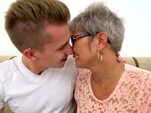 Grauhaarige Oma nimmt Schwanz und Gesicht