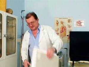 Karvainen pillu mummo vierailee pervon naisen lääkärissä