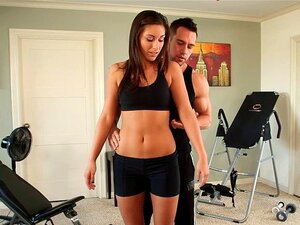 Sexy babe Rilynn Rae neuken in de sportschool. Prachtige brunette