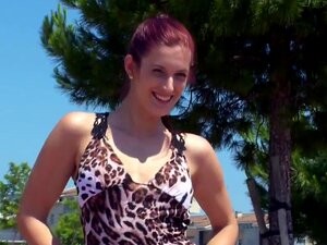 Mira in Sex in der Öffentlichkeit zieht eine Menge an!, Ihr Name sagt