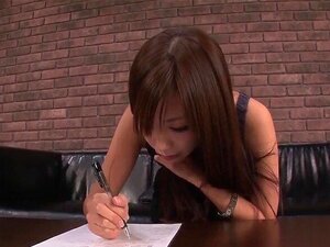 Satsuki Aoyama imee kyrpää kovaa ja nielee sitten ison aika -